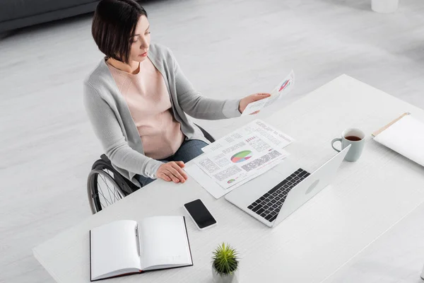 Vista Alto Ángulo Del Freelancer Con Discapacidad Que Trabaja Con — Foto de Stock