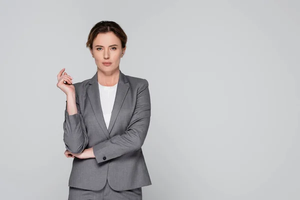 Mujer Negocios Adulta Mirando Cámara Aislada Gris — Foto de Stock