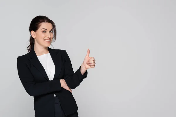 Zakenvrouw Tonen Duim Omhoog Glimlachen Camera Geïsoleerd Grijs — Stockfoto