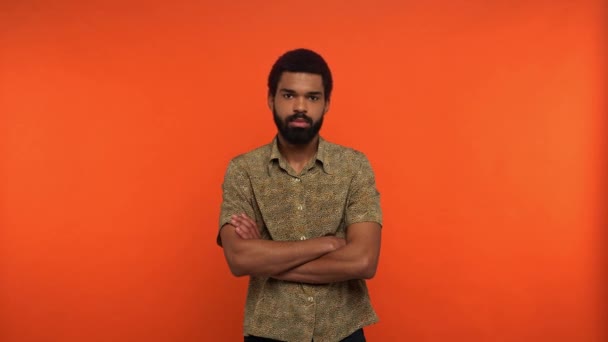 Недовольный Африканский Американец Скрещенными Руками Изолированными Оранжевом — стоковое видео