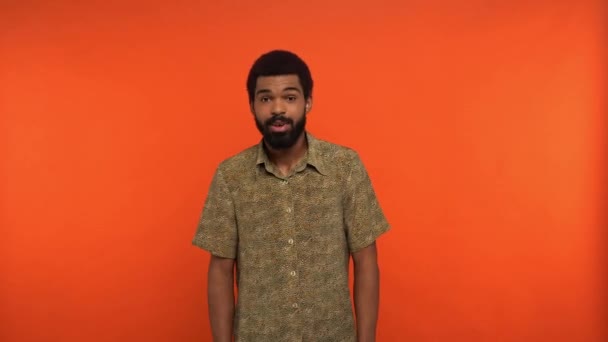 Verbaasd Afrikaanse Amerikaanse Man Tonen Win Gebaar Geïsoleerd Oranje — Stockvideo