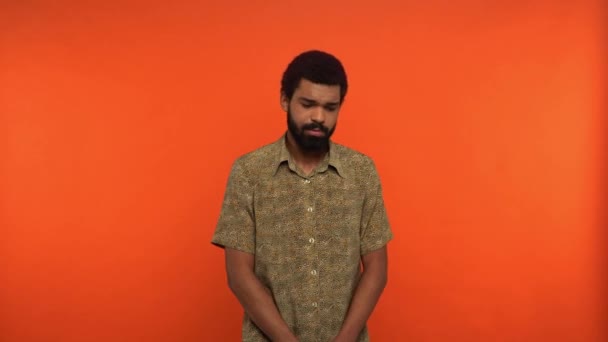Обеспокоенный Африканский Американец Говорит Извинение Изолированы Оранжевый — стоковое видео