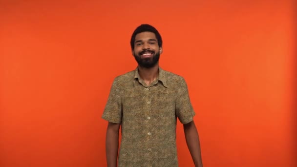 Joyeux Homme Afro Américain Montrant Comme Isolé Sur Orange — Video