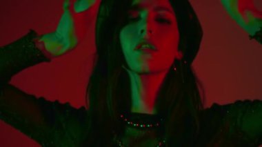 Burgonya arka planında dans eden genç bir kadın