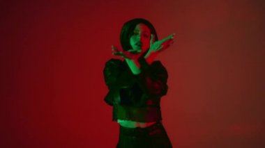 Burgonya arka planında hareket eden ve gülümseyen genç dansçıların ağır çekimleri 