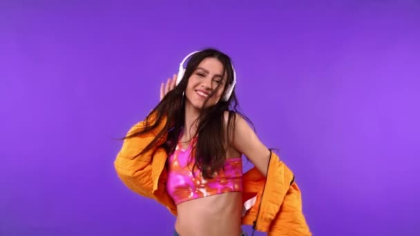 Улыбающаяся Танцовщица Наушниках Изолированных Фиолетовый — стоковое видео