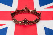 arany királyi korona brit zászlóval 