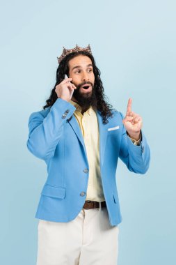 Mont ve taçlı İspanyol bir adamın mavi telefondan konuşmasına şaşırdı.