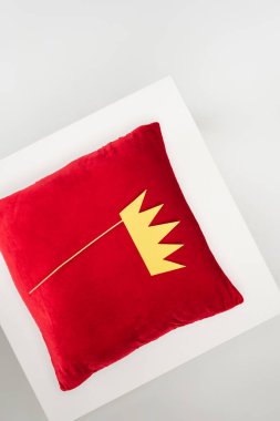Kağıt kaplama üst görünüm çubuk kırmızı yastık gri izole