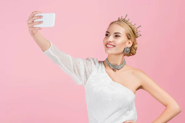 Mulher Loira Coroa Luxo Tomando Selfie Smartphone Isolado Rosa — Fotografia de Stock