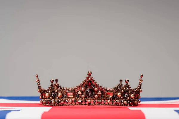 Corona Real Dorada Sobre Bandera Británica Aislada Sobre Gris —  Fotos de Stock