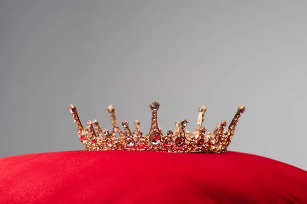 Corona Real Sobre Cojín Terciopelo Rojo Aislado Gris —  Fotos de Stock