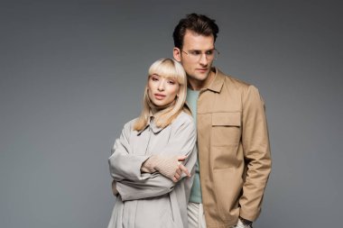 Gri renkte birlikte dururken moda modeller poz veriyor