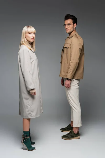 Full Length Stylish Models Posing While Standing Grey — Stock Photo, Image