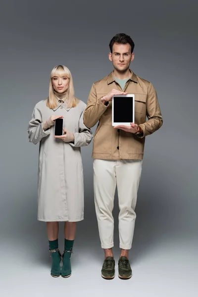 Full Length Trendy Models Posing While Holding Gadgets Blank Screen — Stock Photo, Image