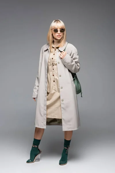 Full Length Fashionable Woman Sunglasses Trench Coat Posing Green Bag — Stock Photo, Image