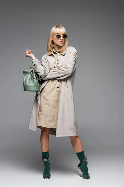 Full Length Fashionable Woman Sunglasses Trench Coat Posing Green Bag — Stock Photo, Image