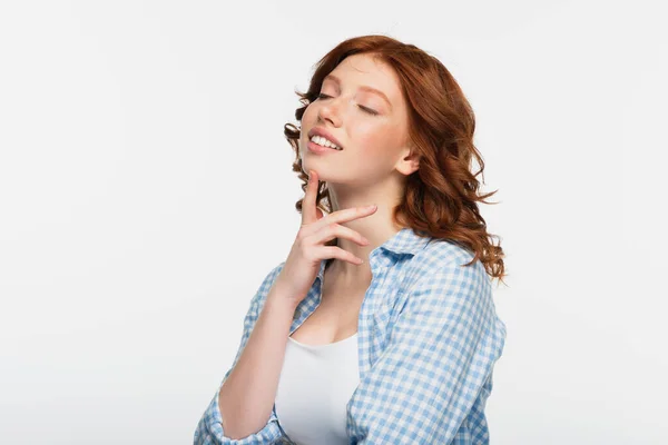 Feliz Ruiva Jovem Mulher Com Olhos Fechados Isolado Branco — Fotografia de Stock