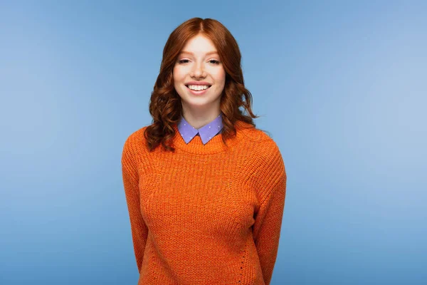 Glücklich Rothaarige Frau Orangefarbenem Pullover Isoliert Auf Blau — Stockfoto