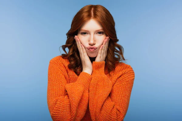 주황색 스웨터를 여자가 색으로 — 스톡 사진