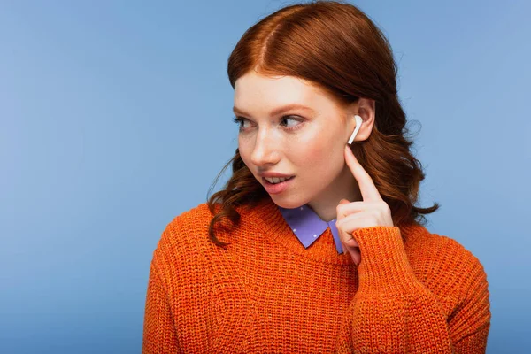 Ruiva Mulher Ouvindo Música Enquanto Aponta Para Fones Ouvido Sem — Fotografia de Stock