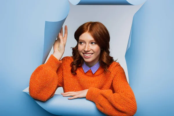 Glückliche Junge Frau Orangefarbenem Pullover Die Vor Blauem Zerrissenen Hintergrund — Stockfoto