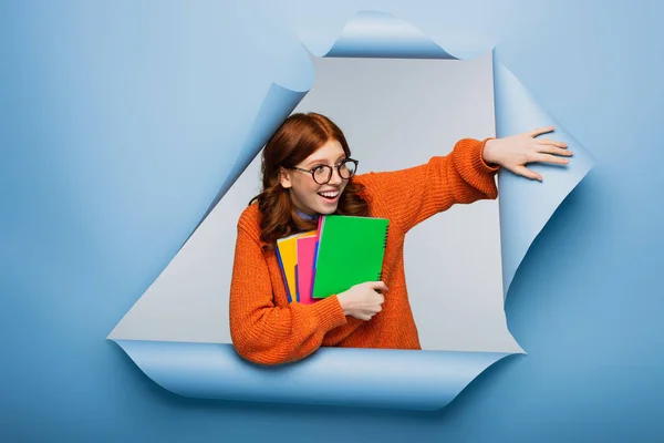 Erstaunt Rothaarige Studentin Orangefarbenem Pullover Und Brille Mit Notizbüchern Auf — Stockfoto