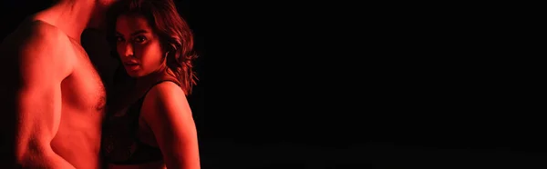 Siyah Pankartta Izole Edilmiş Kaslı Bir Adamın Yanındaki Seksi Kadın — Stok fotoğraf