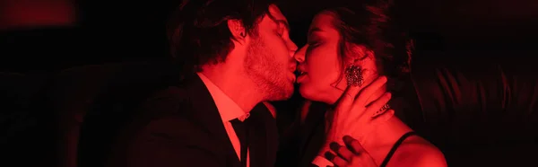Siyah Pankartta Öpüşen Seksi Çifte Kırmızı Işık — Stok fotoğraf