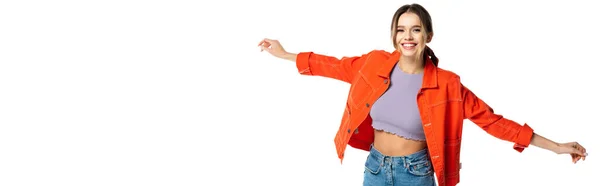 Szczęśliwa Młoda Kobieta Bluzce Dżinsy Pomarańczowa Koszula Stojąca Wyciągniętymi Rękami — Zdjęcie stockowe