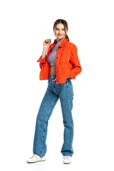 Pełna Długość Zadowolonej Młodej Kobiety Bluzce Pomarańczowej Koszuli Stojącej Odizolowany — Zdjęcie stockowe