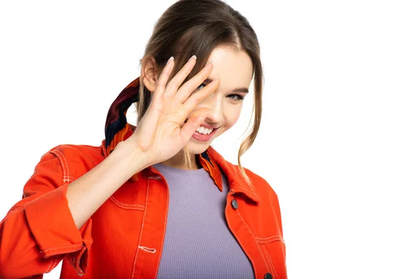 Alegre Joven Con Camisa Naranja Cubriendo Cara Con Mano Aislada — Foto de Stock