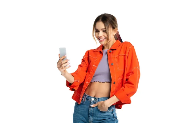 Glückliche Junge Frau Jeans Und Orangefarbenem Hemd Macht Selfie Während — Stockfoto