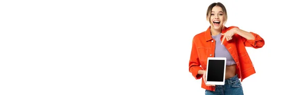 Mujer Joven Sorprendida Camisa Naranja Apuntando Tableta Digital Con Pantalla — Foto de Stock