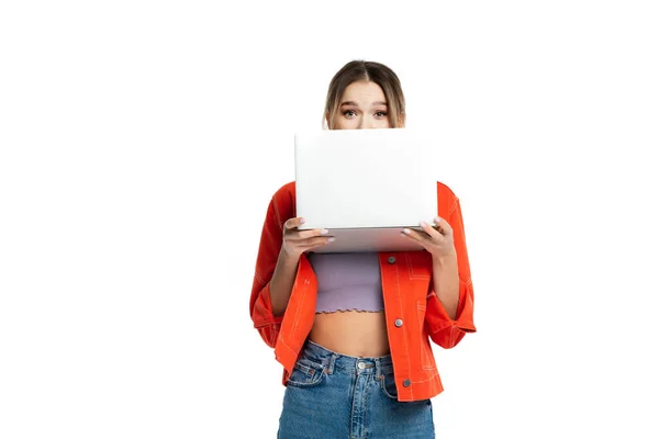 白いノートパソコンで顔を覆う若い女性は — ストック写真