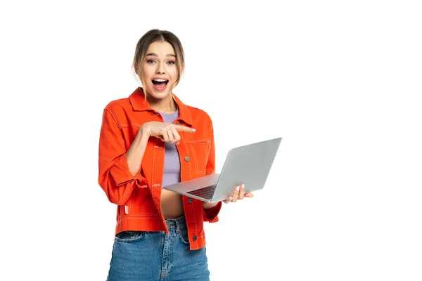 Zdumiona Młoda Kobieta Wskazując Palcem Laptop Odizolowany Białym — Zdjęcie stockowe