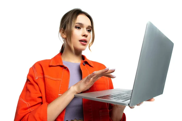 Junge Frau Orangefarbenem Hemd Mit Laptop Auf Weißem Hintergrund — Stockfoto