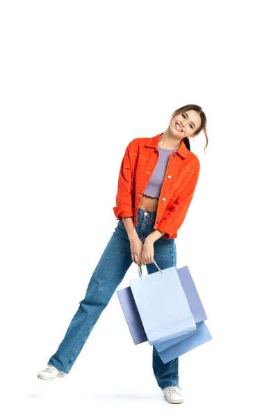 Longitud Completa Mujer Positiva Camisa Naranja Sosteniendo Bolsas Compras Mientras — Foto de Stock