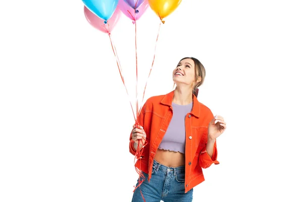 穿着橙色衬衫的快乐的年轻女子 手里拿着用白色隔开的彩色气球 — 图库照片
