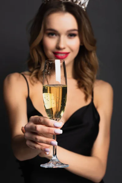 Wazig Gelukkig Vrouw Zwart Slip Jurk Tiara Holding Glas Champagne — Stockfoto