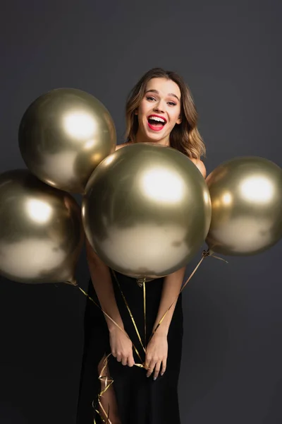 Mujer Joven Feliz Vestido Negro Deslizante Sosteniendo Globos Oro Gris —  Fotos de Stock