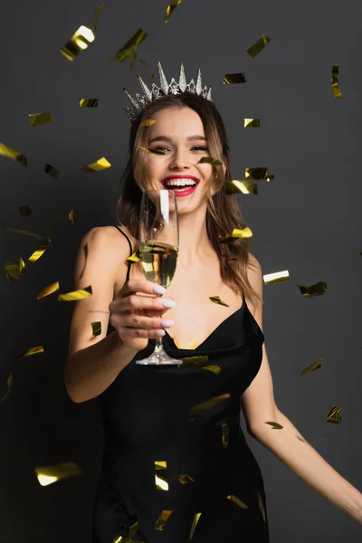 Glad Kvinna Slip Klänning Och Tiara Hålla Glas Champagne Nära — Stockfoto