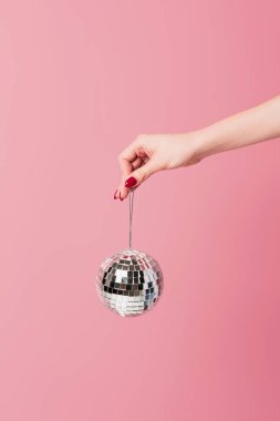 Disko topunu pembe renkte tutan kadın görüntüsü. 