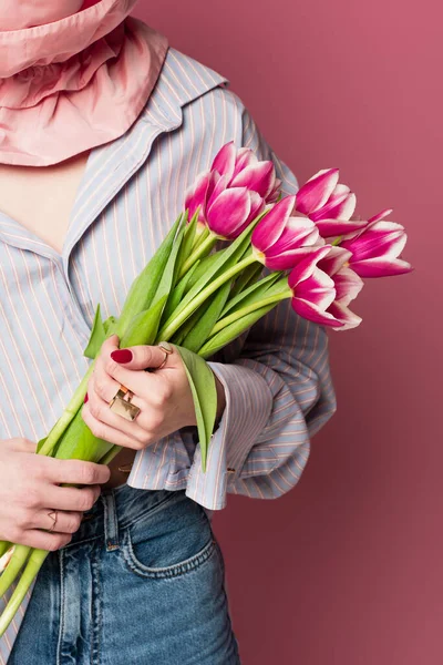 Oříznutý Pohled Mladou Ženu Drží Tulipány Růžovém Pozadí — Stock fotografie