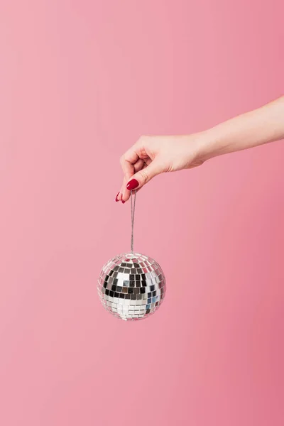 Обрезанный Вид Женщины Держащей Диско Мяч Изолирован Розовый — стоковое фото