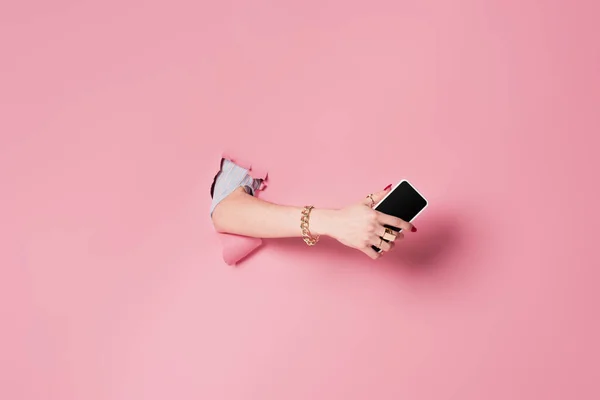 분홍색 배경에 구멍이 전화를 여자의 — 스톡 사진