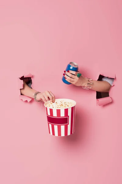 Oříznutý Pohled Ženu Držící Popcorn Pití Plechovce Blízkosti Růžového Pozadí — Stock fotografie