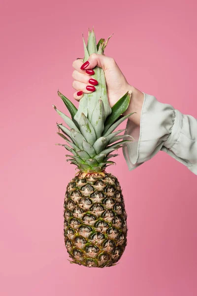 Gedeeltelijk Uitzicht Van Vrouw Met Tropische Ananas Geïsoleerd Roze — Stockfoto