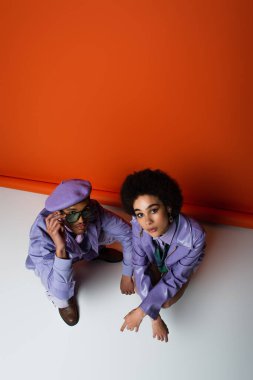 Turuncu ve beyaz üzerinde oturan Afro-Amerikan çiftin yüksek açılı görüntüsü