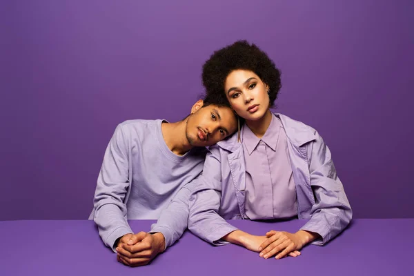Hombre Afroamericano Apoyado Mujer Rizada Aislado Púrpura —  Fotos de Stock